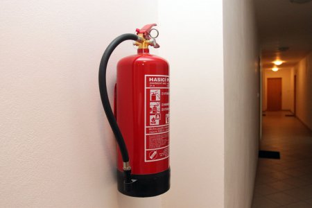 В целях соблюдения пожарной безопасности запрещено размещать детей на этаже с одним эвакуационным выходом в домах летнего отдыха